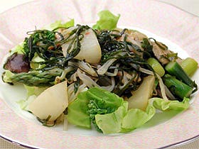 サラダ昆布とカムカムジュースと醤油味のペルー風