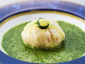 帆立貝の白菜包み春菊のブイヨンスープ