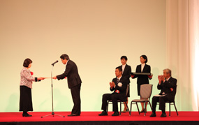 農林水産大臣賞・国際森林年特別賞を受賞