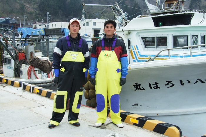 1日密着させて頂いた高谷さん（右）とこの時期の作業を手伝う高谷恵太さん（左）。