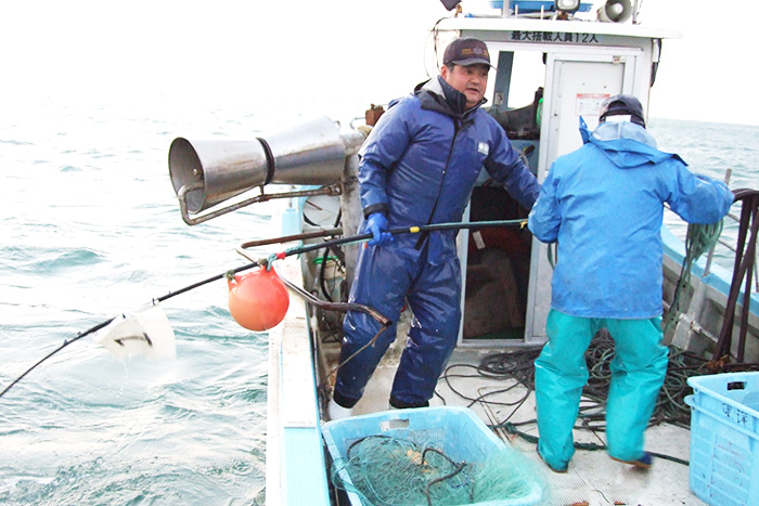 目印の浮きを引き揚げます