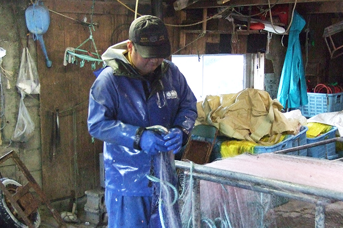 魚を網からはずすのは根気がいる作業です