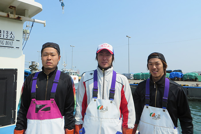 悠葵さんを支える同級生の岡本さん（右側）と、後輩乗組員の山口さん（左側）